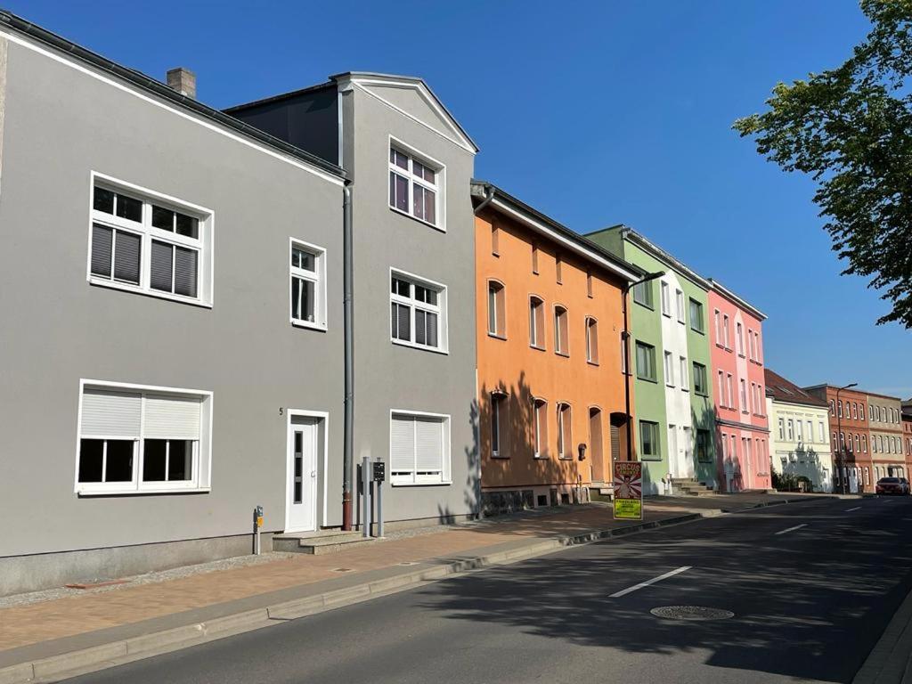 Modern Eingerichtet-Stadtnah-Ferienwohnung Mit Geschirrspueler Und Waschmaschine Friedland  Exterior foto