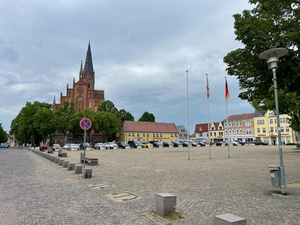Modern Eingerichtet-Stadtnah-Ferienwohnung Mit Geschirrspueler Und Waschmaschine Friedland  Exterior foto