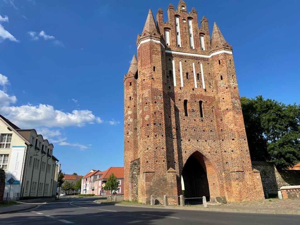 Modern Eingerichtet-Stadtnah-Ferienwohnung Mit Geschirrspueler Und Waschmaschine Friedland  Exterior foto